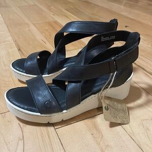 Born Deshka Sandals NWT